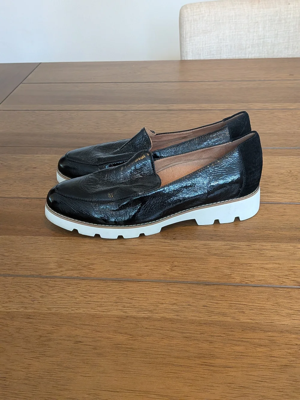 Vionic Kensley Black Crinkle Patent Leather Chunky Lug Sole Loafers Sz 9 Glossy